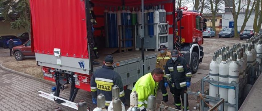Tomaszowscy strażacy pomagają w walce z COVID-19. W ostatnich dniach pomagali rozwozić butle z tlenem do szpitali
