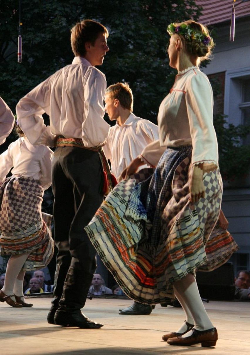 Winobranie 2010 - Festiwal folkloru: niemiecki taniec też może być z ''ogniem''