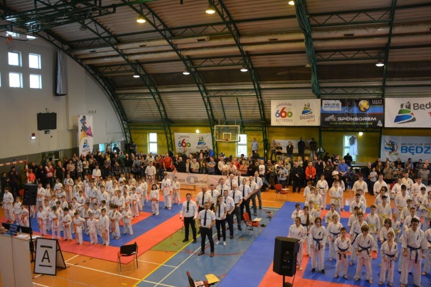 Sukces drużynowy Dąbrowskiego Klubu Karate w Będzinie ZDJĘCIA 