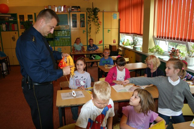 Strażnicy prowadzą zajęcia w szkołach