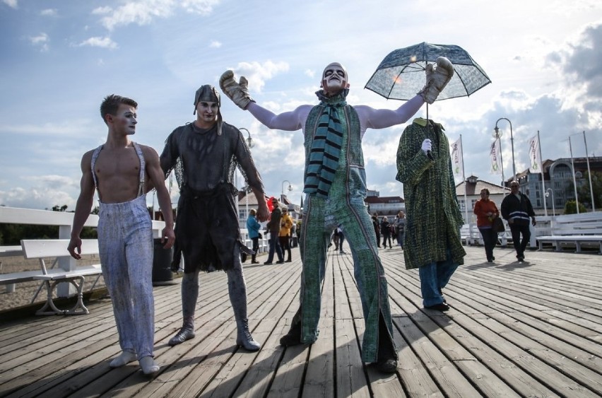 Cirque du Soleil w Trójmieście. Artyści na spacerze po molo w Sopocie [ZDJĘCIA, WIDEO]