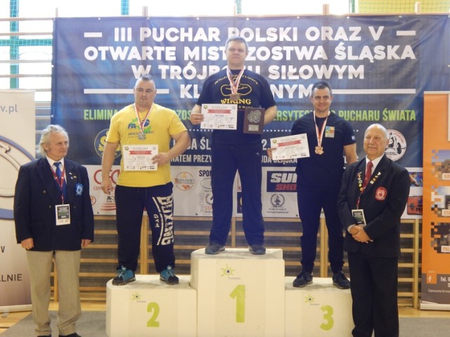 Rafał Lipka (w środku) stanął na najwyższym stopniu podium Puchar Polski w kategorii powyżej 83 kilogramów weteranów.