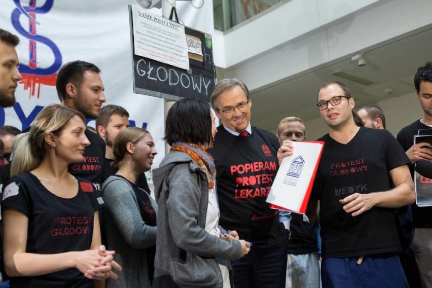 Stu lekarzy nie przyszło do pracy. Odwołano zabiegi i...