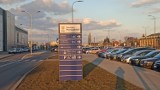 Centrum przesiadkowe w Kaliszu. Parking znów zajęty przez klientów galerii handlowej. FOTO