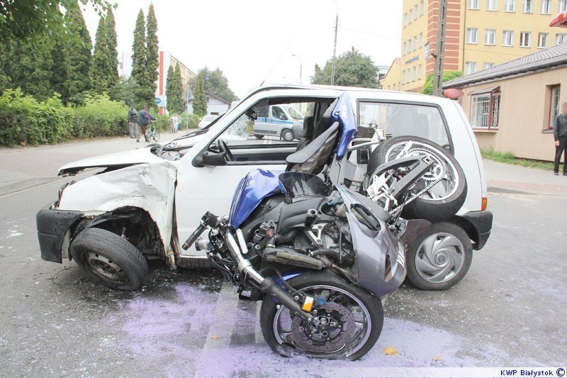 Łapy: Motocyklista uderzył w fiata i trafił do szpitala [zdjęcia]