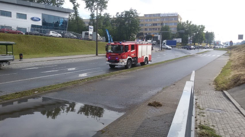 Katowice: Zjazd do Ikei zalany. Stoją autobusy. Na Roździeńskiego utworzył się korek [WIDEO, ZDJĘCIA]