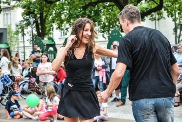 Tango Libre to rozbudowany program nauki tanga. Uczestnicy projektu nie nauczą się jednak tylko podstawowych kroków tego popularnego tańczą, ale również zgłębią jego historię. W piątek o godz. 19.30 w sali widowiskowej Centrum Kultury pokaz filmu. Lekcje odbędą się w sobotę w godzinach: 10.00 i 11.45. Na warsztaty obowiązują zapisy w Centrum Kultury. Bilety wstępu 5 zł