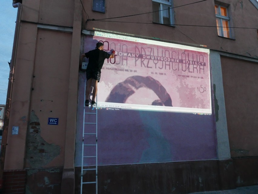 Nowy mural w Żninie. Można go oglądać na budynku Muzeum Ziemi Pałuckiej [zdjęcia, wideo]