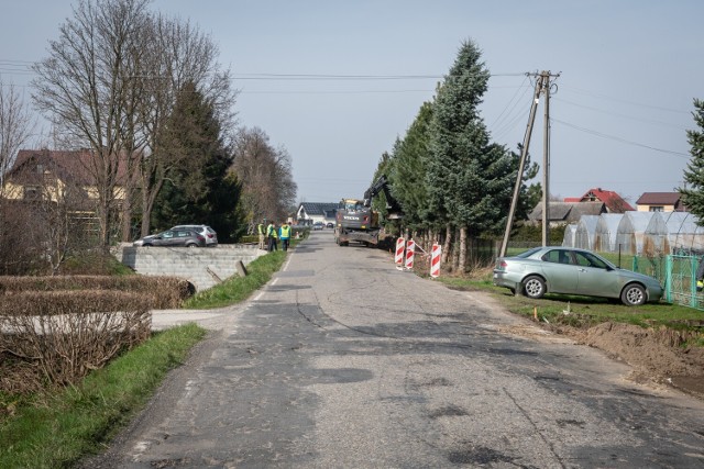 Droga powiatowa w Słomce przed rozpoczęciem prac  remontowych