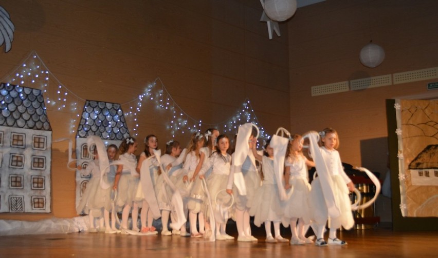 Grupa taneczna "Szołderki" z Nowego Tomyśla, w przedstawieniu jasełkowym z uczniami szkoły muzycznej w Zbąszyniu 