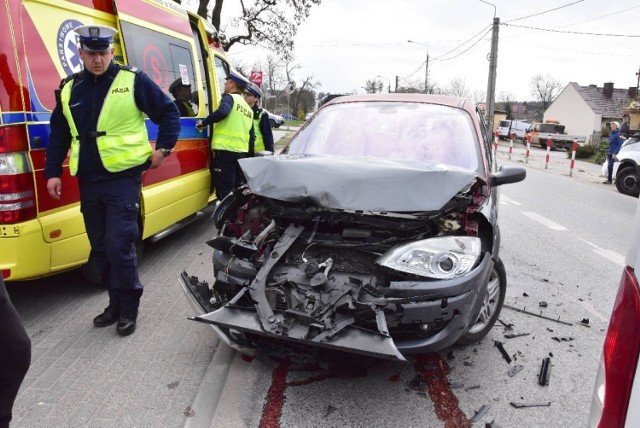 Do groźnego wypadku doszło w środę, 10 kwietnia po godzinie 13 w Kielcach na ulicy Ściegiennego w rejonie jej skrzyżowania z ulicą Podlasie. ZOBACZ WIĘCEJ NA KOLEJNYCH ZDJĘCIACH >>>

