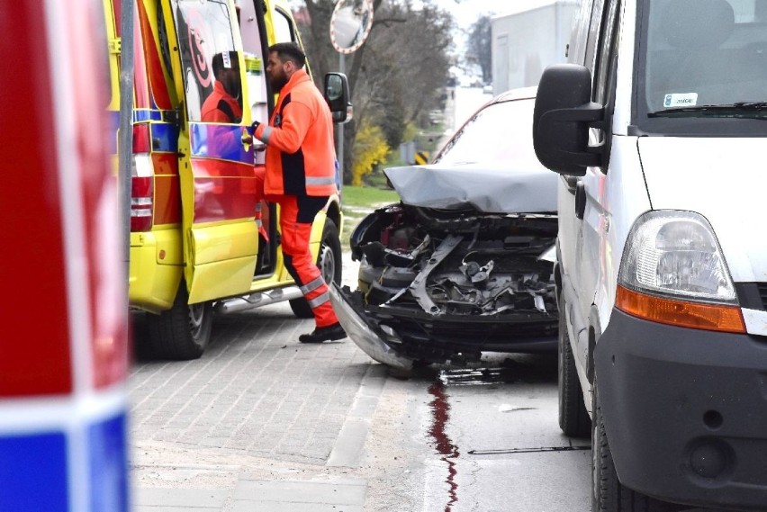 Kobieta prowadząca renaulta scenica, jadąc w kierunku...