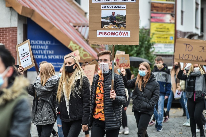 Środowe protesty w Lesznie z 28.10.2020 nie spodobały się uczestnikom, były za spokojne. Na piątek zapowiadają blokadę Leszna