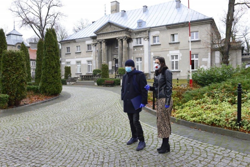 KOŚCIAN. Wystawa "Odwiedziny" została przekazana do Domu Pomocy Społecznej w Jarogniewicach. To podarunek jej twórców i KOK [ZDJĘCIA] 