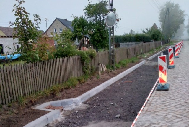 W Połęcku (gmina Maszewo) przy drodze wojewódzkiej nr 138 trwają prace remontowe.