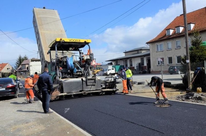 Żarów. Ulica Słowiańska w końcu przejezdna i z nowym asfaltem. ZDJĘCIA