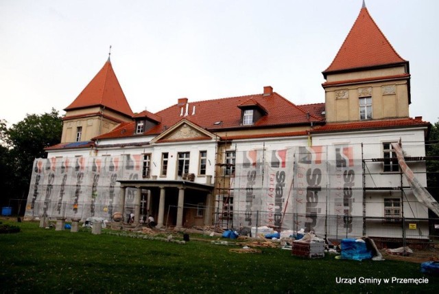 Pałac usytuowany jest w środkowo-zachodniej części parku, który został wybudowany pod koniec XIX wieku - prawdopodobnie w miejscu poprzednio już istniejącego.