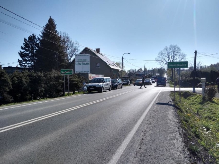 Utrudnienia w ruchu na dk 52 na granicy Jaroszowic i Wadowic po zderzeniu czterech samochodów osobowych