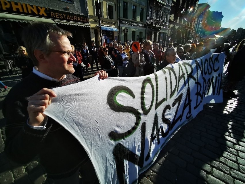 W Toruniu odbyła się demonstracja pod nazwą Muzyczny Spacer...