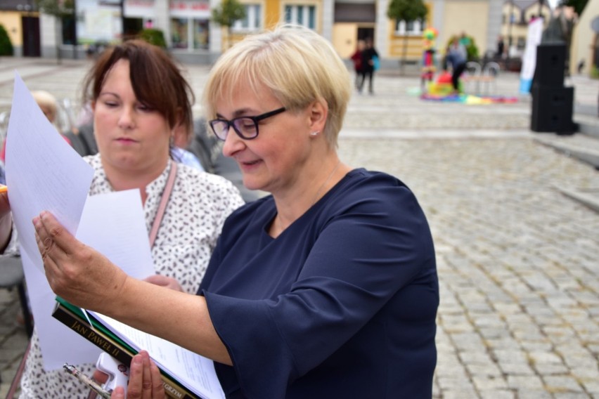 Człuchów. Narodowe Czytanie 2019. Polskie nowele zabrzmiały na rynku miejskim ZDJĘCIA WIDEO