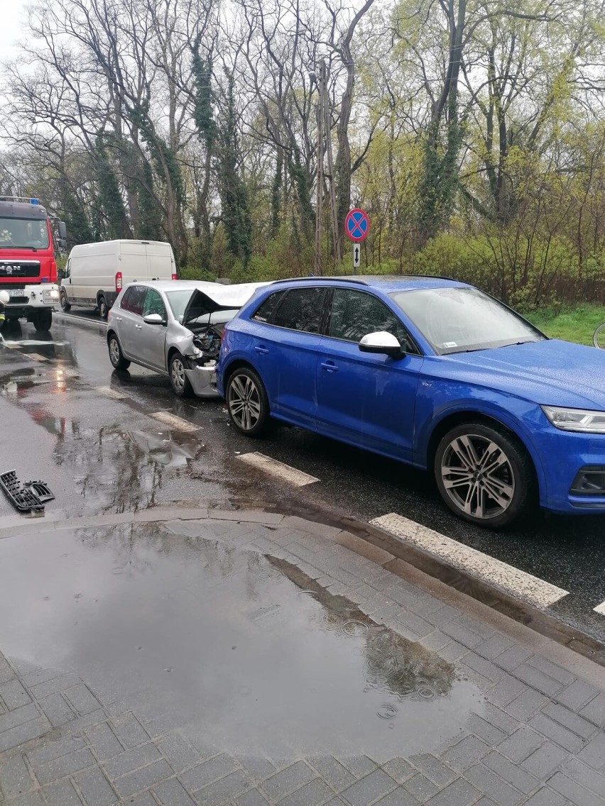 Zderzenie dwóch pojazdów w Rostarzewie. Jedna osoba trafiła do szpitala