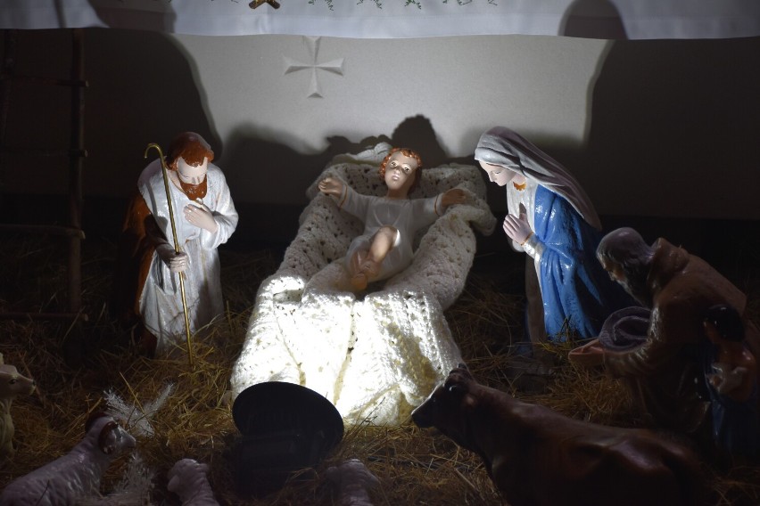 Szopka i ozdoby świąteczne w kościele parafialnym w Tuchorzy