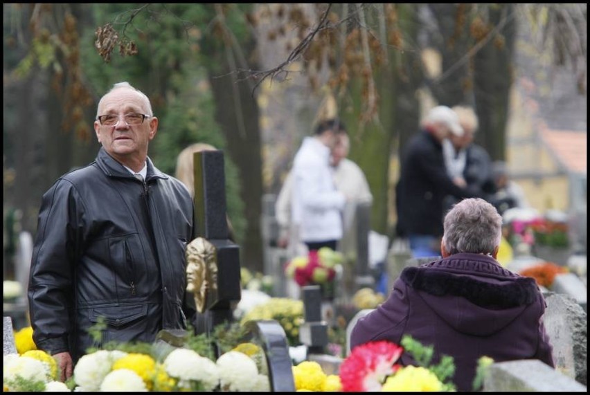 Wałbrzych: Tłok na cmentarzu przy ul. Przemysłowej (zdjęcia i film)