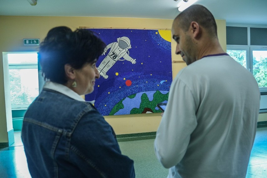 Mieszkańcy DPS przy ul. Kosmonautów stworzyli niezwykły obraz