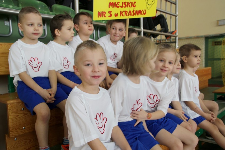 Zabawa i sportowe emocje na turnieju piłkarskim kraśnickich przedszkolaków. Zobacz zdjęcia!