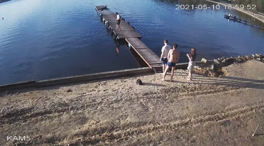 Letni sezon nad Zalewem Sulejowskim rozpoczęty. Nastolatek skakał do płytkiej wody z pomostu! WOPR apeluje o wyobraźnię