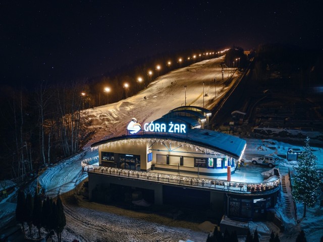 Góra Żar przyciąga turystów o każdej porze roku. Zimą oczywiście głównie narciarzy