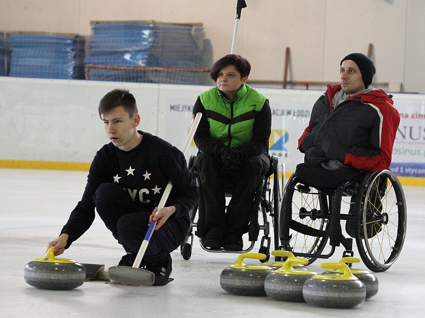 Łódzka drużyna curlingowa na wózkach. Pokaz na lodowisku Retkinia [ZDJĘCIA]