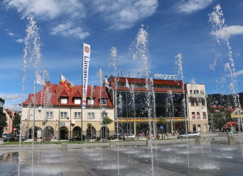 Limanowa. Rynek zmienił się nie do poznania. Zobacz jak wyglądał lata temu, a jak dziś [ZDJĘCIA]