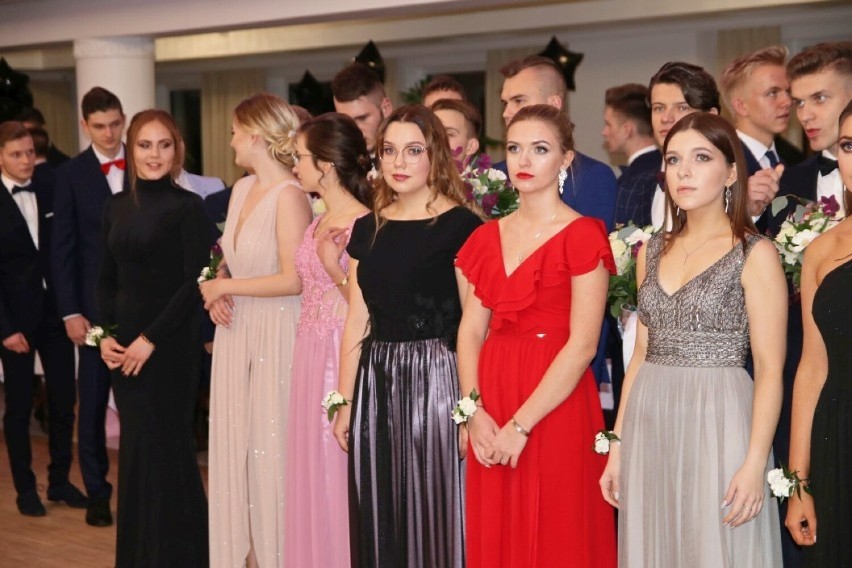W tych sukniach wieluńskie maturzystki lśniły na studniówkach. Stylizacje z lat 2020-2023