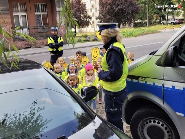 Mysłowiccy policjanci wraz z dziećmi z przedszkola numer 12 zarażali uśmiechem kierowców