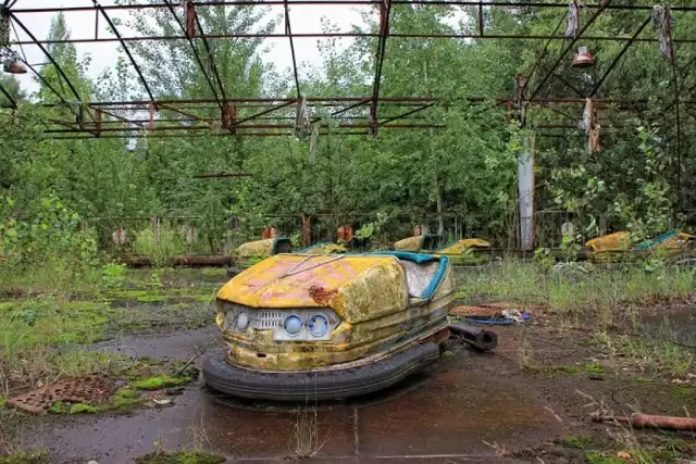 Wybuch w elektrowni jądrowej w Czarnobylu na zawsze zmienił świat. Ludzkość zdała sobie sprawę jak wielkie zagrożenie niesie za sobą nieodpowiedni nadzór tego typu miejsc. Radioaktywna chmura ogarnęła większą część Europy. 

W wyniku katastrofy niezbędne było przesiedlenie blisko 350 tys. osób mieszkających w okolicach elektrowni. Tereny wokół niej do dziś są strefą zamkniętą. Do dziś nie jest też znana dokładna liczba osób, które zmarły z powodu napromieniowania po katastrofie. Bezpośrednio w niej zginęło kilkadziesiąt osób. 

Z powodu promieniowania umierali później pracownicy elektrowni oraz strażacy, walczący z pożarem reaktora. Tylko dzięki ogromnemu wysiłkowi tych właśnie strażaków i innych zaangażowanych w opanowanie sytuacji ludzi, nie doszło do kolejnego wybuchu, którego skutki mogły spowodować jeszcze większą katastrofę w całej Europie. 

Do Polski radioaktywna chmura dotarła dwa dni po katastrofie. Pewnie wiele osób, które żyły w tamtych latach pamięta smak płynu Lugola. Decyzją władz państwowych był on bowiem wydawany dzieciom i młodzieży w województwach, w których odnotowano pierwszy wzrost promieniowania. Następnie akcja została rozwinięta na cały kraj. Początkowo nie było wiadome, co było powodem odnotowanych wzrostów. Katastrofa w Czarnobylu była bowiem ukrywana przez władze sowieckie. Dopiero po pewnym czasie prawda wyszła na jaw.

Zobacz też: Stara restauracja Neptun nad Odrą. Miejsce jak z horroru

