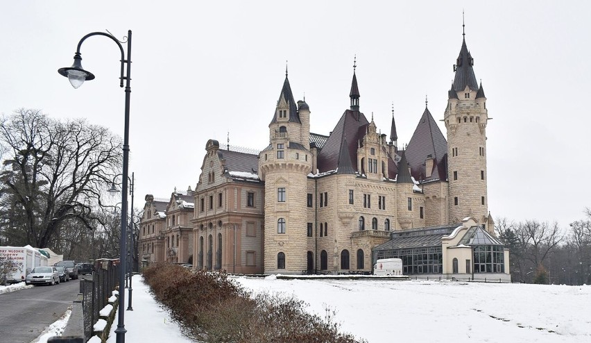Tak prezentuje się pałac w Mosznej po odnowieniu elewacji -...