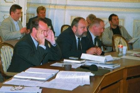 Prezydent Bogdan Traczyk  (pierwszy z lewej) tuż przed ogłoszeniem wyników głosowania.	ZDJĘCIE: JACEK ROJKOWSKI