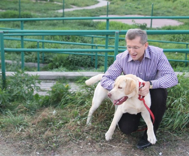 Kwiatkowski pojawił się na konferencji w towarzystwie własnego pupila, 10-miesięcznego labradora Maksa.