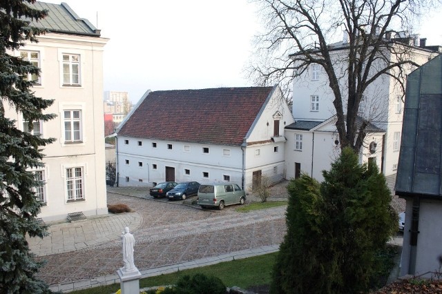 Stare Miasto - Saska Kępa

Na wycieczkę rowerową możemy wyruszyć z pl. Zamkowego. Po drodze zobaczymy bardzo dużo ciekawych obiektów. Na początku wjeżdżamy w Krakowskie Przedmieście. Tam znajdują się liczne zabytkowe budowle m. in.  : Kościół św Anny, Odwach, Pomnik Mickiewicza, Kościół Karmelitów, Pałac Prezydencki, Kościół Wizytek, Uniwersytet Warszawski i kościół św. Krzyża. Przy pomniku Kopernika pojedziemy przedłużeniem ulicy- Nowym Światem, z którego na najbliższym skrzyżowaniu skręcimy w lewo w ul. Świętokrzyską. 

Z Świętokrzyskiej skręcamy w prawo w ul. Kopernika i kierujemy się w dół skarpy- na ul. Tamka (niedawno wytyczono na niej nową ścieżkę dla rowerzystów). Na tej ulicy zobaczymy kilka kamienic z początku XXw., pałac Gnińskich z siedzibą Muzeum Fryderyka Chopina, zabytkowy XVIII w. klasztor Sióstr Miłosierdzia. Potem, gdy przemierzymy całe Powiśle dotrzemy do mostu Świętokrzyskiego zbudowanego w 2000 roku z którego podziwiać można piękną panoramę lewego i prawego brzegu Wisły.  

Wygodniej  jest jechać po prawej stronie mostu, gdyż potem nie trzeba będzie przemierzać na skrzyżowaniu trzech świateł.

Przy ogromnym balonie skręcamy w prawo w ulicę wybrzeże Szczecińskie. Za 80 letnim wiaduktem linii średnicowej ujrzymy w pełni Stadion Narodowy.