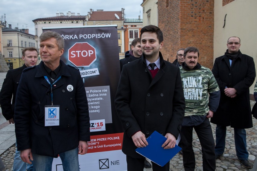 Tarnów. Poseł Norbert Kaczmarczyk zbierał podpisy w sprawie referendum [ZDJĘCIA]