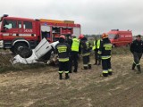 Kolizja w Zajączkach Bankowych pod Kaliszem. Auto dachowało w rowie [FOTO]