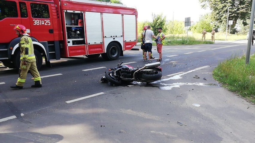 LESZNO. Wypadek na ulicy Kąkolewskiej - zderzył się motocykl i samochód. Uwaga na utrudnienia, policja kieruje kierowców na objazdy [FOTO] 