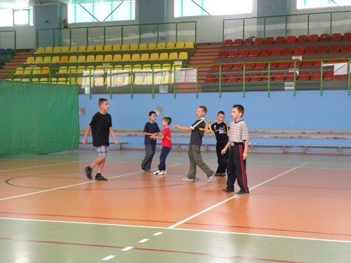 Mecz piłki nożnej oraz zajęcia sportowe w ramach półkolonii na hali OSiR w Strzegomiu