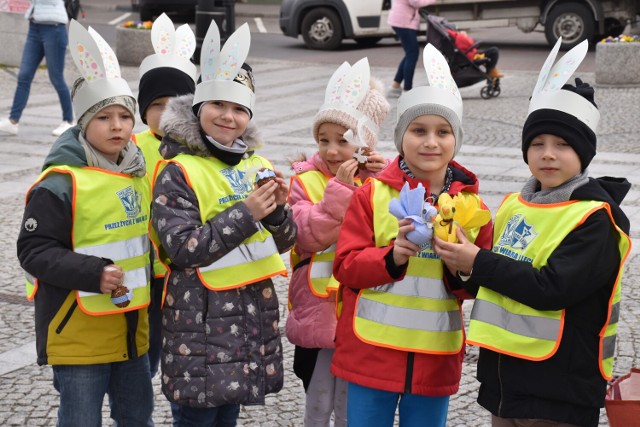 Pleszew. W mieście już świątecznie! Wielkanocny desant pisanek i "stado" zajączków w Pleszewie