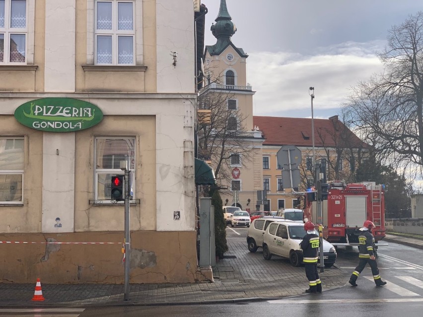 Niebezpieczeństwo w Rzeszowie. Wichura uszkodziła dach kamienicy przy ulicy Lisa-Kuli. Fragmenty poszycia mogły spaść na przechodniów [FOTO]