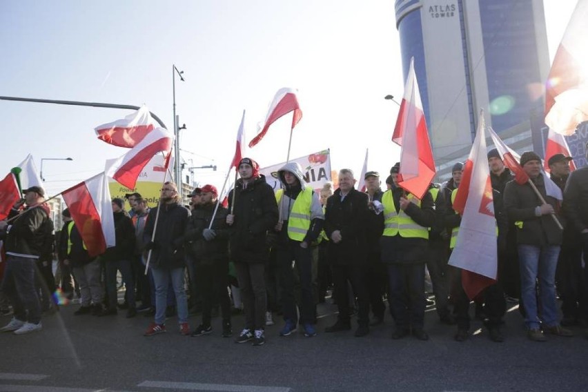 Chodziescy rolnicy protestują w Warszawie (ZDJĘCIA)