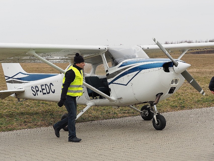 Skakali z flagami Ukrainy i Polski. Spadochroniarze na łódzkim lotnisku wspierają Ukrainę