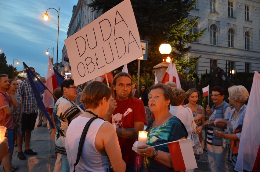 Protest przed sądem w Piotrkowie przeciw zmianom w...
