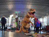 Wzruszająca akcja na Dworcu Centralnym. Mieszkaniec Warszawy w stroju dinozaura rozdaje słodkości ukraińskim dzieciom